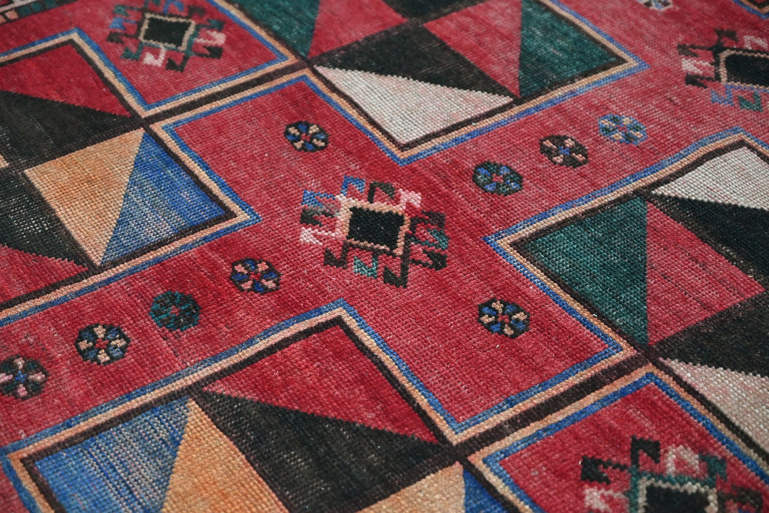 red Medium rug 4' 8" x 9' 4"