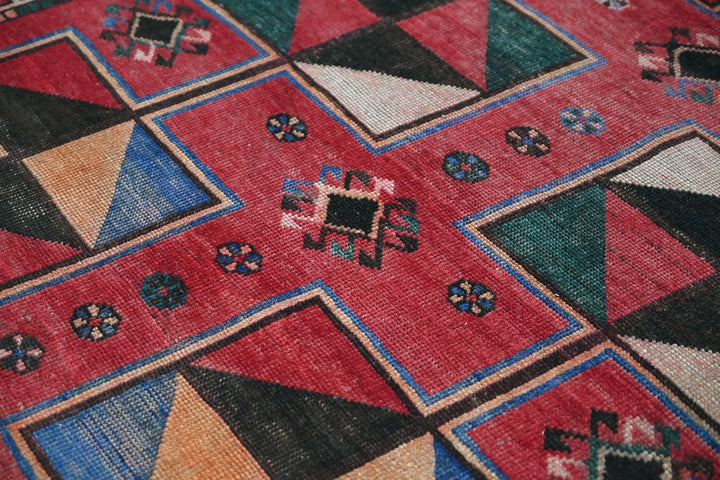 red Medium rug 4' 8" x 9' 4"
