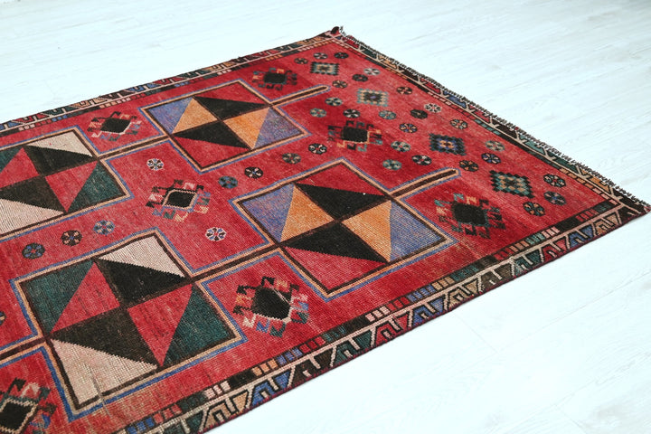 red Medium rug 4' 8" x 9' 4"