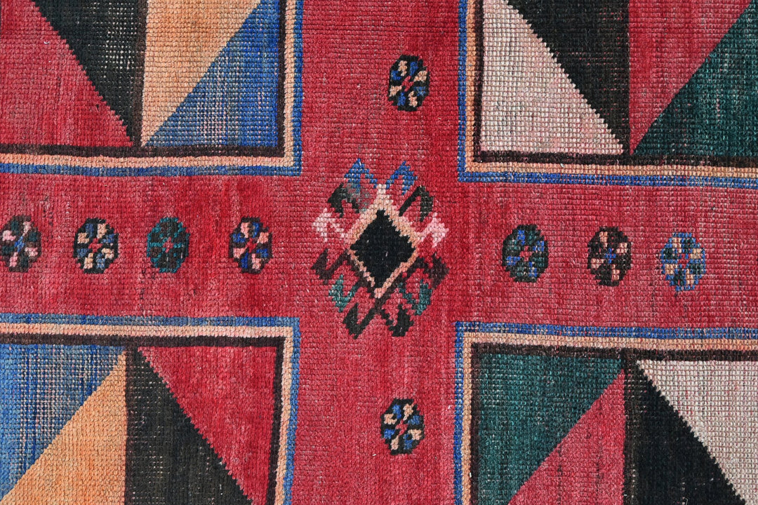 red Medium rug 4' 8" x 9' 4"