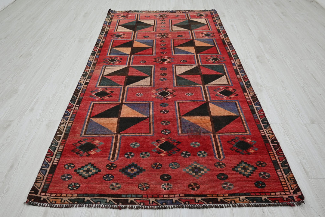 red Medium rug 4' 8" x 9' 4"
