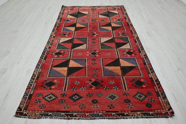 red Medium rug 4' 8" x 9' 4"