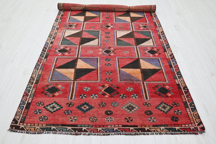 red Medium rug 4' 8" x 9' 4"