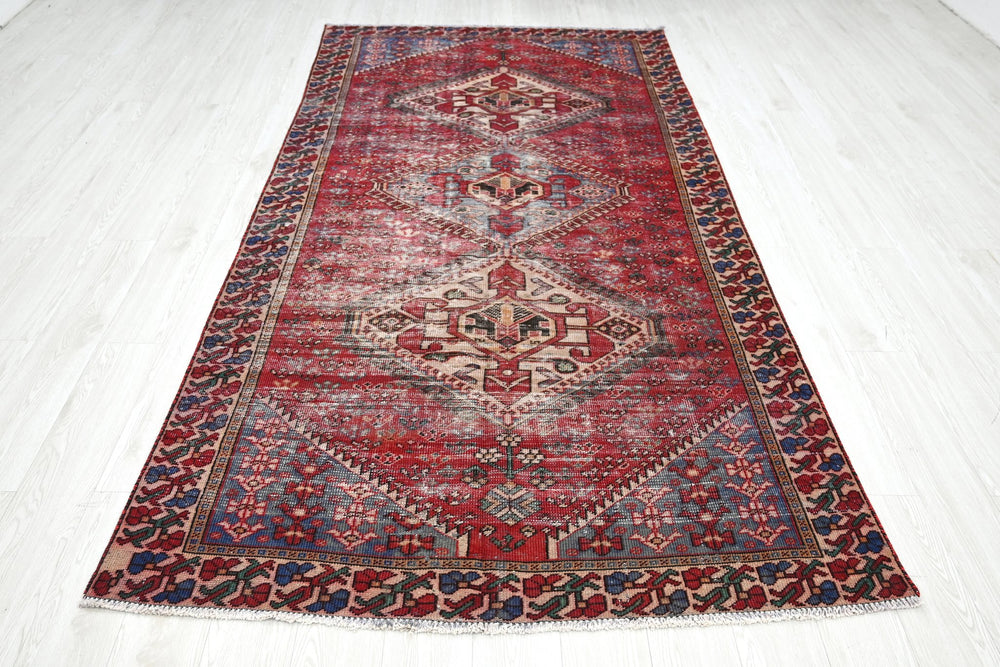 red Large rug 4' 10" x 9' 8"