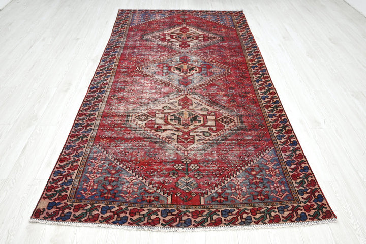 red Large rug 4' 10" x 9' 8"