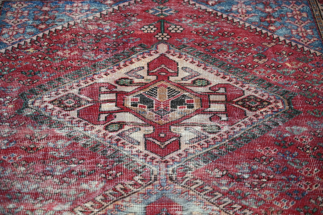 red Large rug 4' 10" x 9' 8"