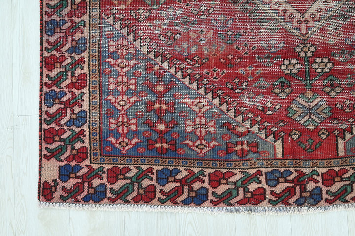 red Large rug 4' 10" x 9' 8"