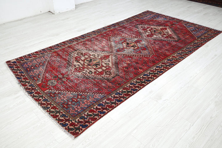 red Large rug 4' 10" x 9' 8"