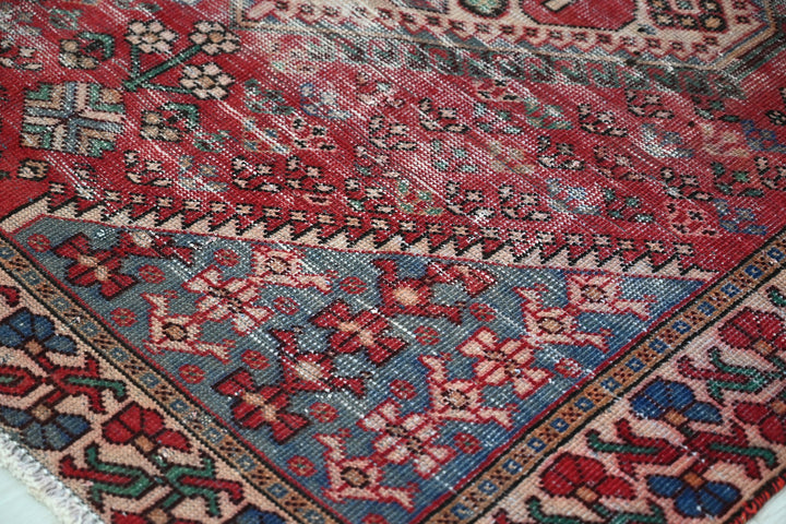 red Large rug 4' 10" x 9' 8"