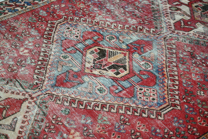 red Large rug 4' 10" x 9' 8"