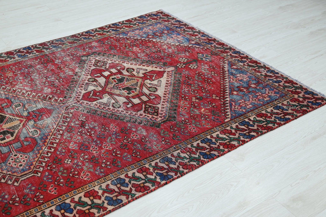 red Large rug 4' 10" x 9' 8"