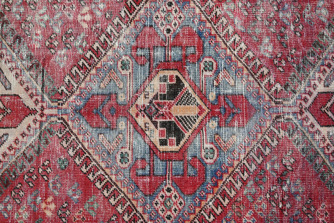 red Large rug 4' 10" x 9' 8"