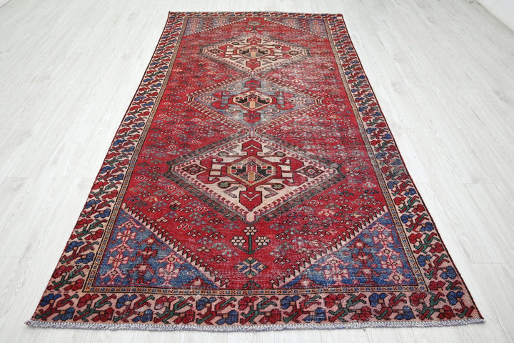 red Large rug 4' 10" x 9' 8"