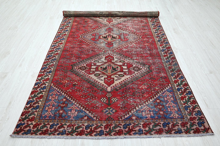 red Large rug 4' 10" x 9' 8"