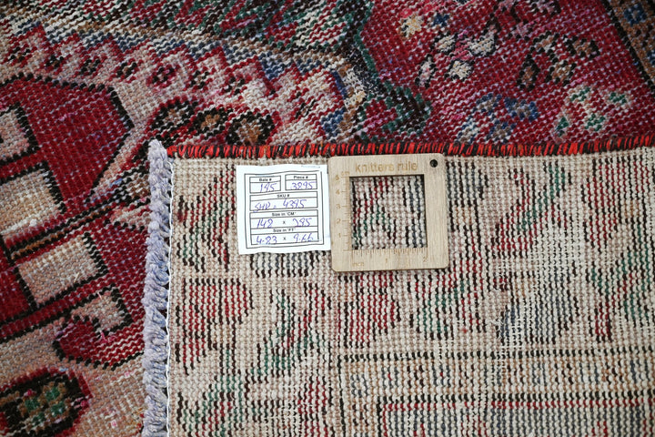 red Large rug 4' 10" x 9' 8"