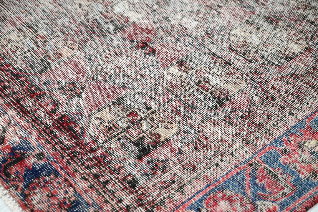 gray Medium rug 3' 10" x 7' 9"