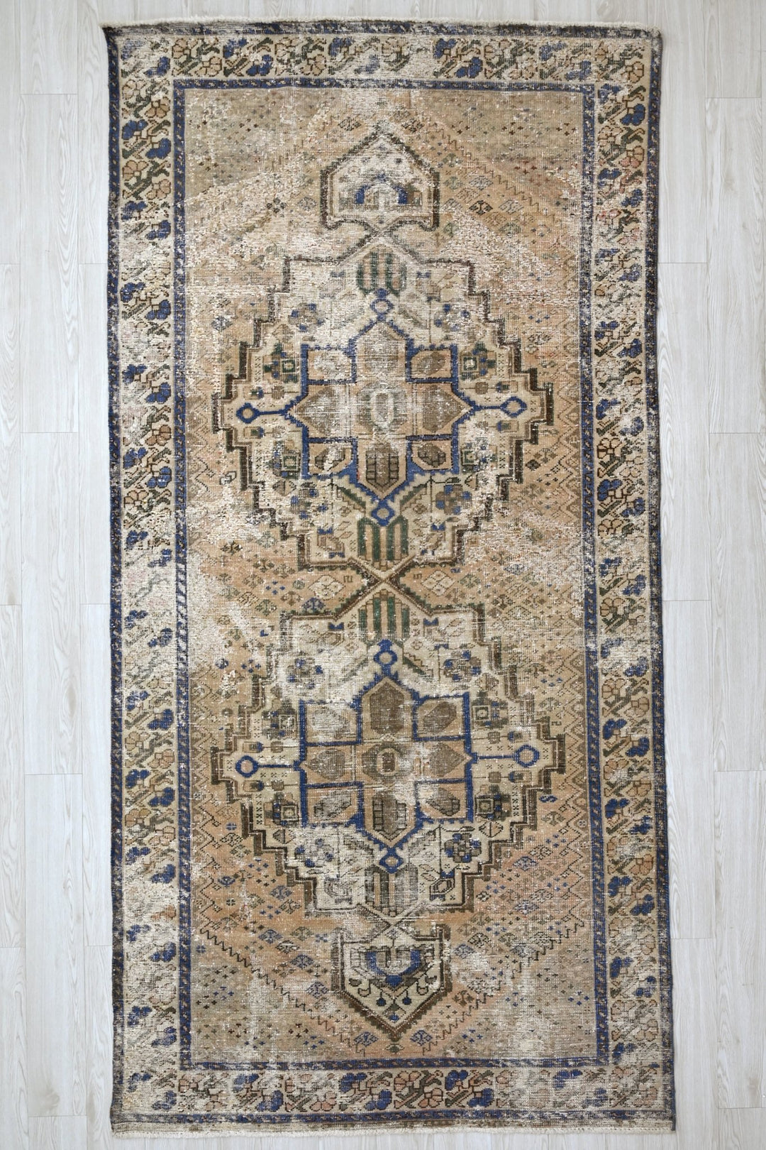 brown Large rug 4' 9" x 9' 9"
