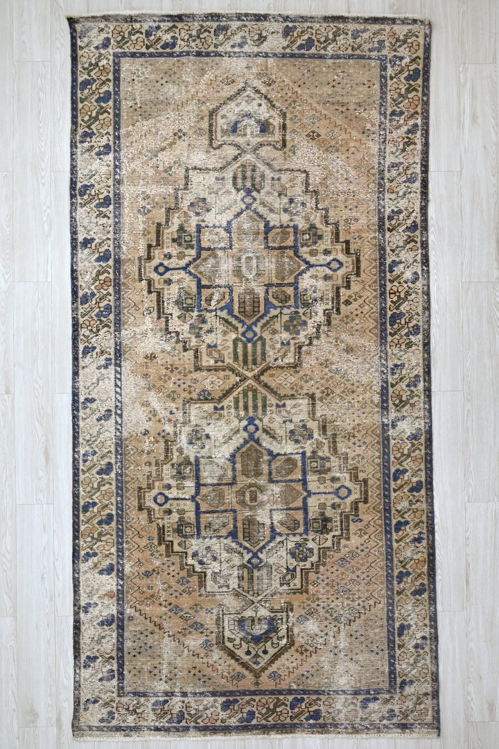 brown Large rug 4' 9" x 9' 9"