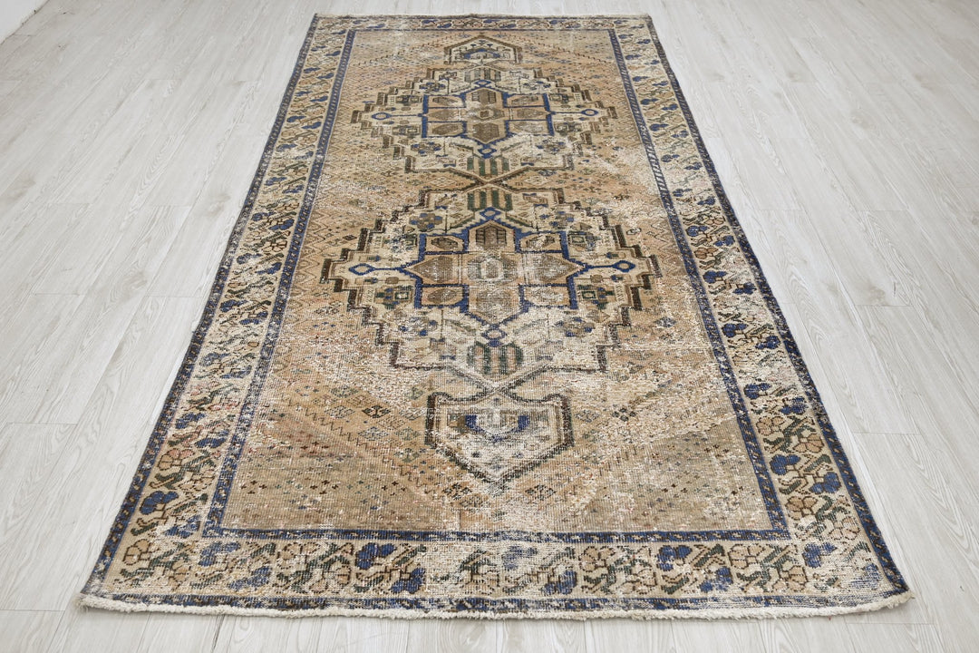 brown Large rug 4' 9" x 9' 9"