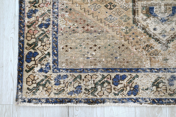 brown Large rug 4' 9" x 9' 9"