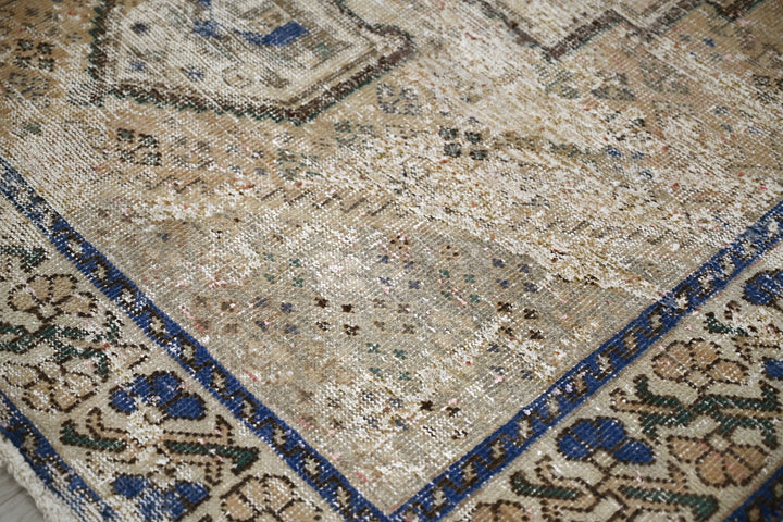 brown Large rug 4' 9" x 9' 9"