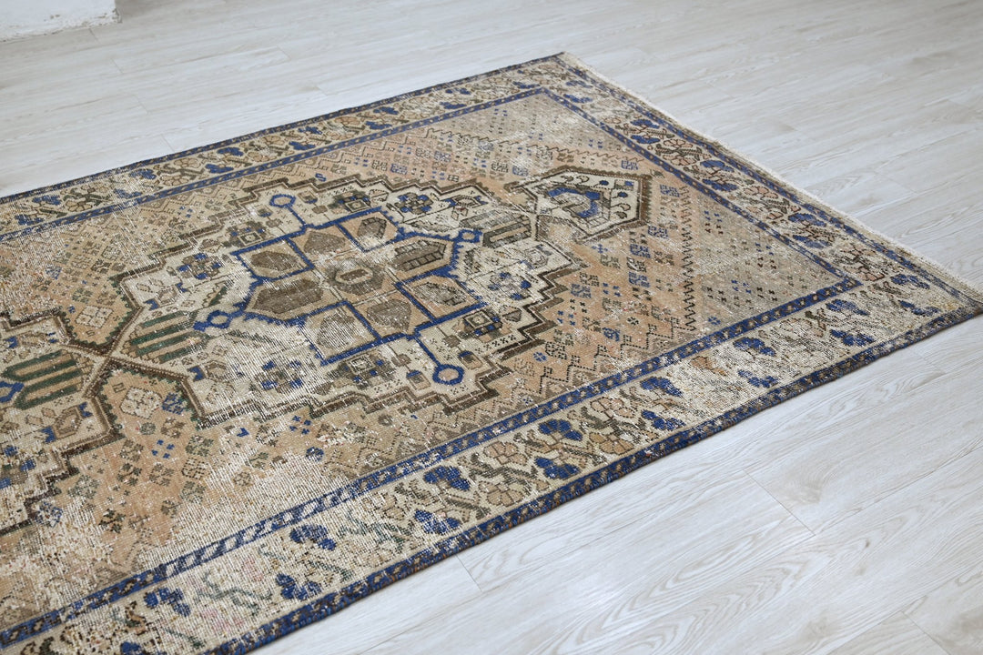 brown Large rug 4' 9" x 9' 9"