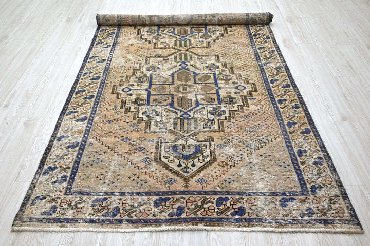 brown Large rug 4' 9" x 9' 9"