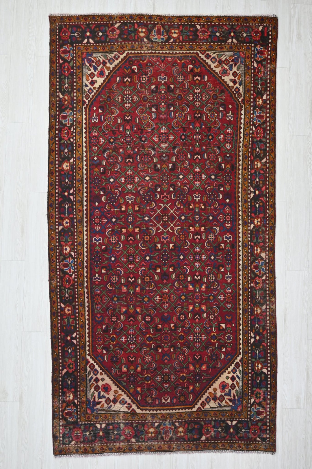 red Large rug 4' 9" x 9' 6"
