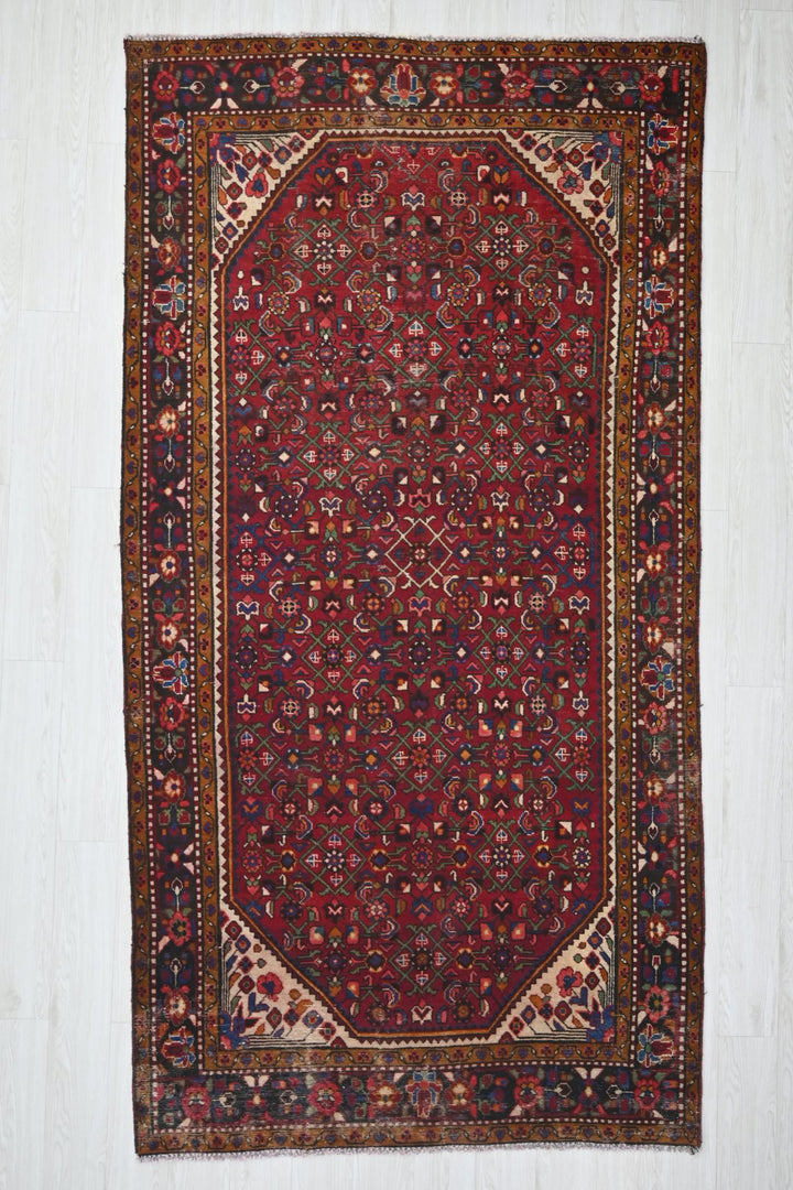 red Large rug 4' 9" x 9' 6"