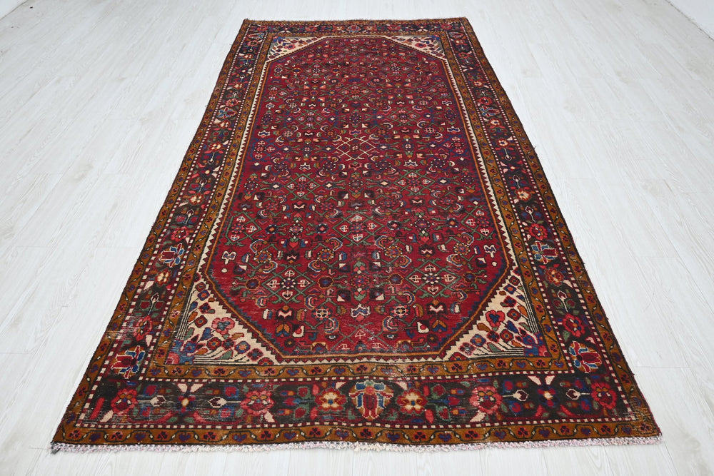 red Large rug 4' 9" x 9' 6"