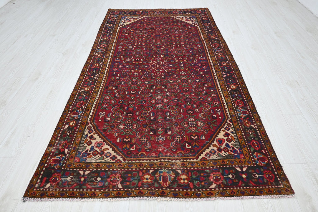 red Large rug 4' 9" x 9' 6"