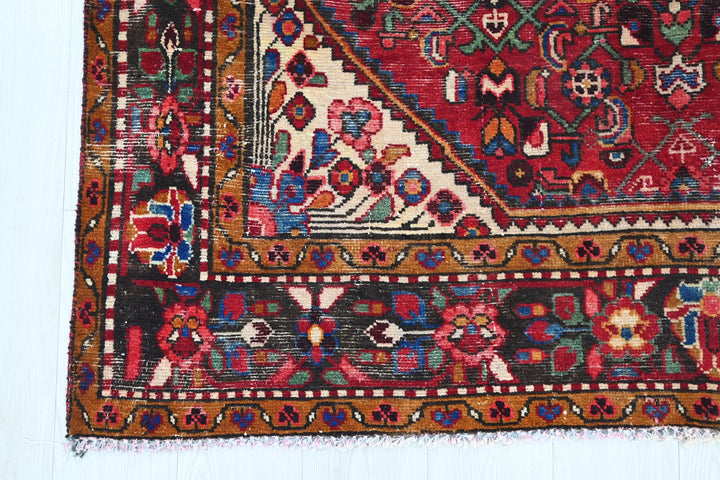 red Large rug 4' 9" x 9' 6"