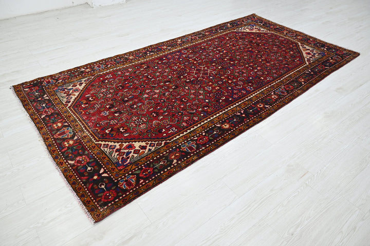 red Large rug 4' 9" x 9' 6"
