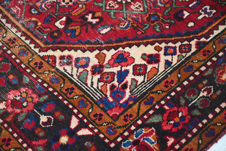 red Large rug 4' 9" x 9' 6"