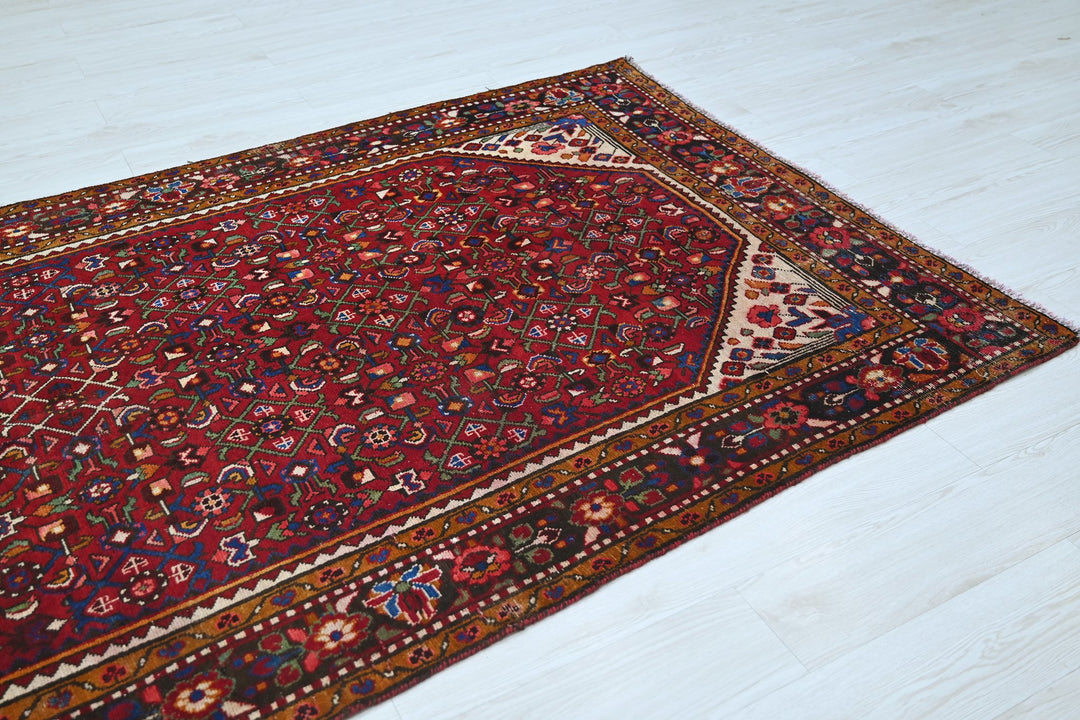red Large rug 4' 9" x 9' 6"