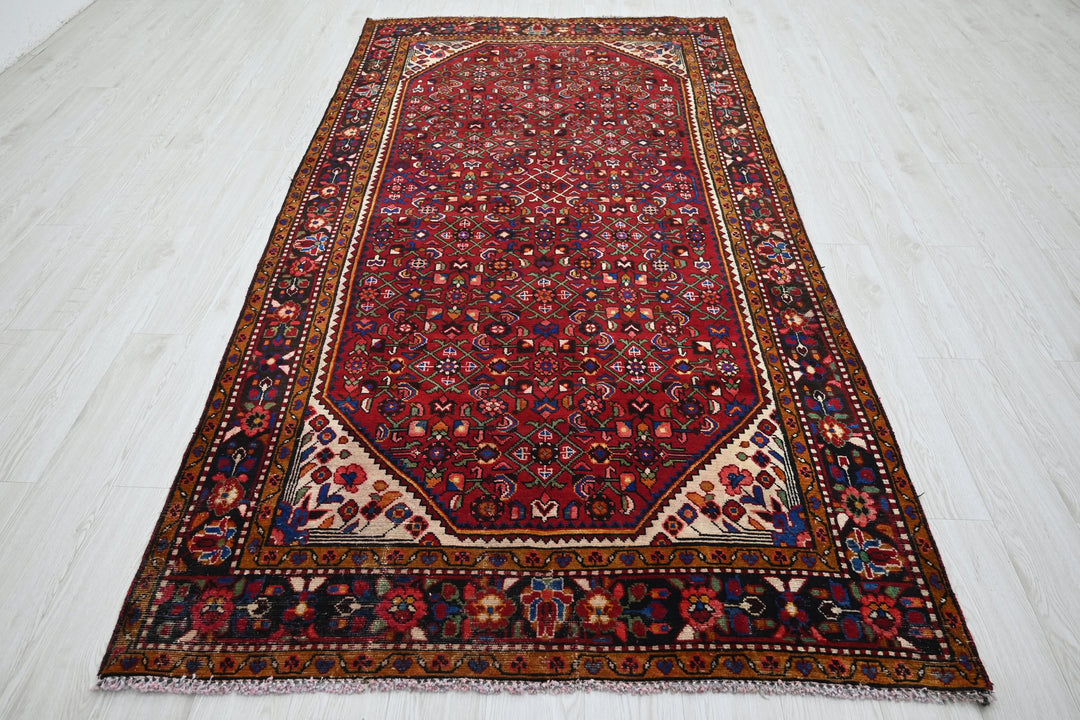 red Large rug 4' 9" x 9' 6"