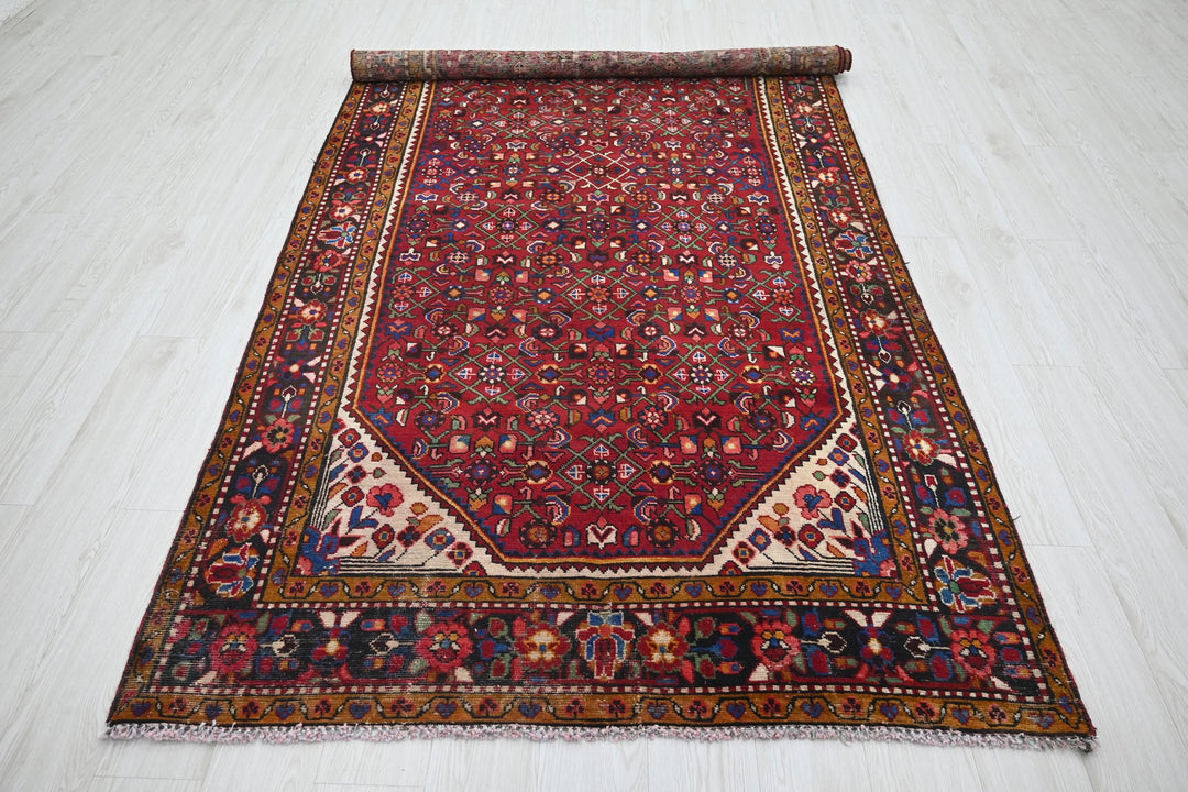 red Large rug 4' 9" x 9' 6"