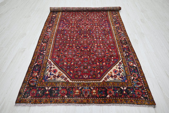red Large rug 4' 9" x 9' 6"