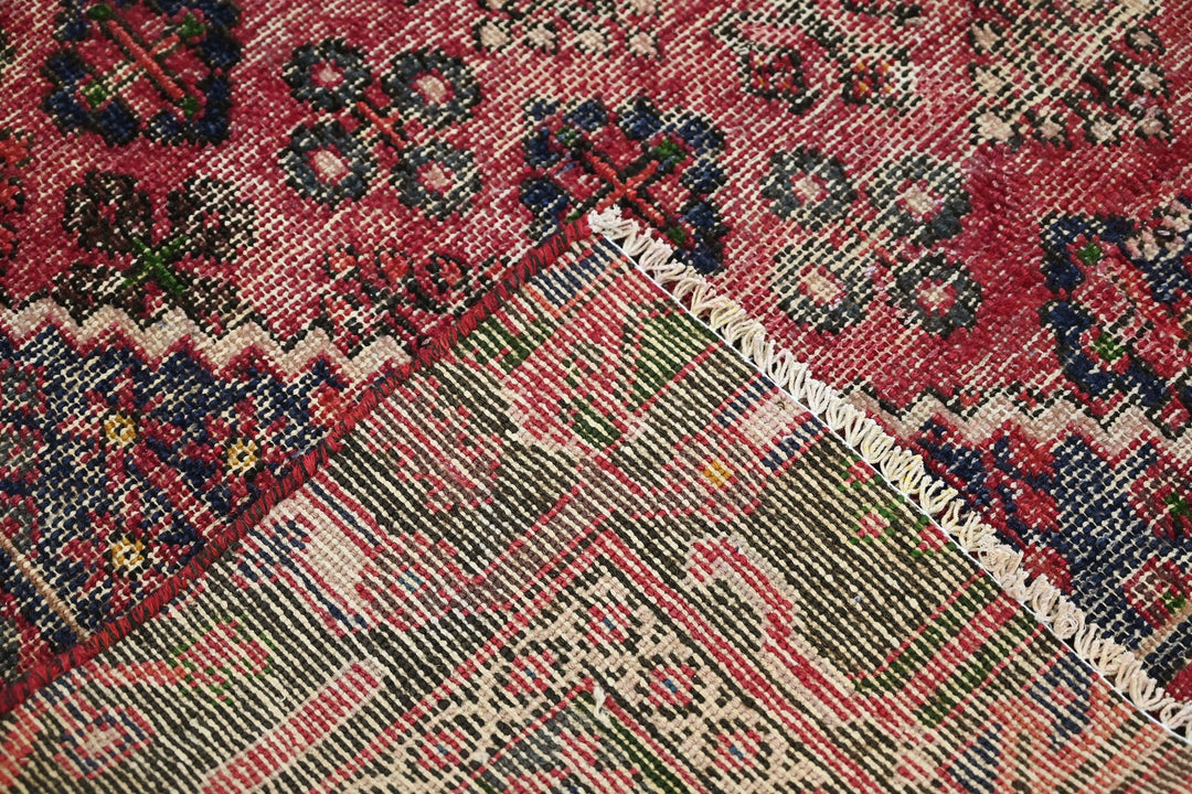 red Medium rug 5' 4" x 8' 6"