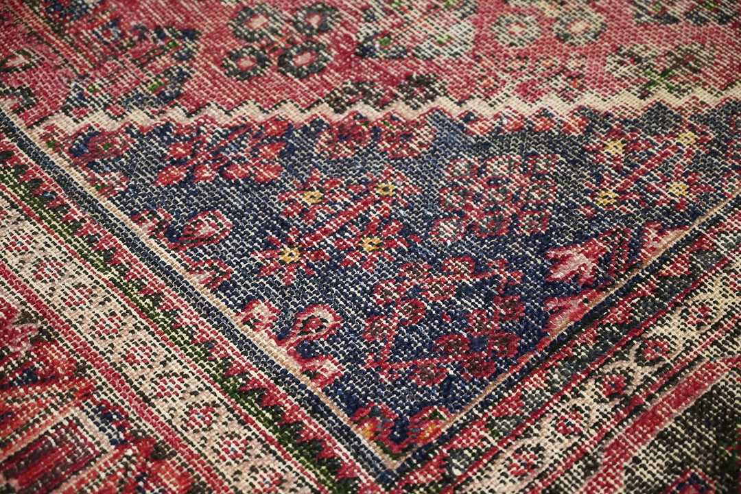 red Medium rug 5' 4" x 8' 6"