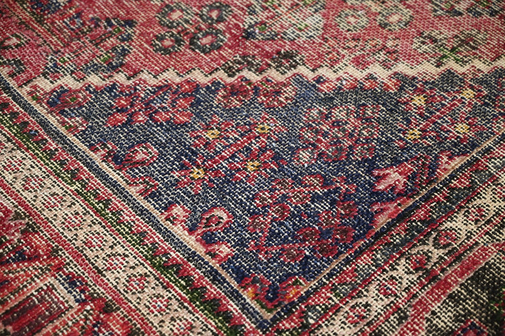 red Medium rug 5' 4" x 8' 6"