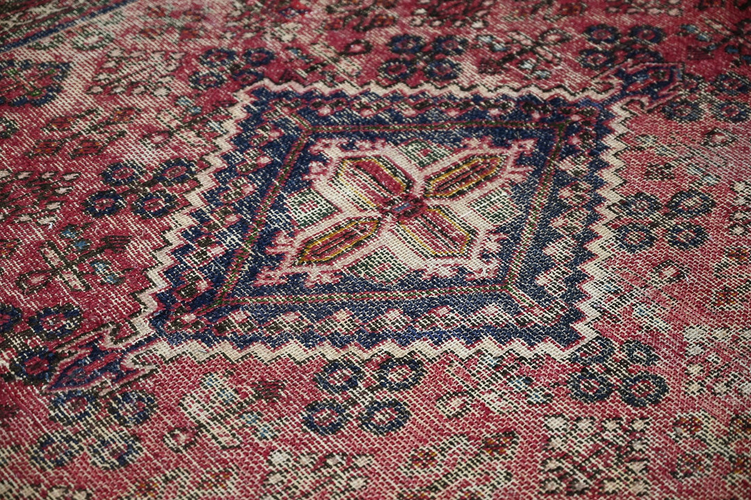 red Medium rug 5' 4" x 8' 6"