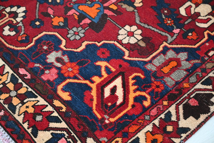 red Large rug 4' 8" x 10' 0"