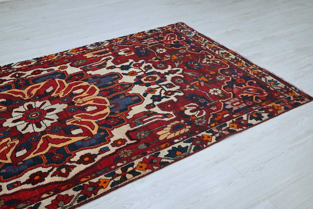 red Large rug 4' 8" x 10' 0"