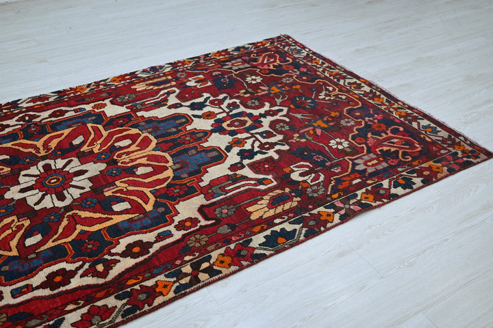 red Large rug 4' 8" x 10' 0"
