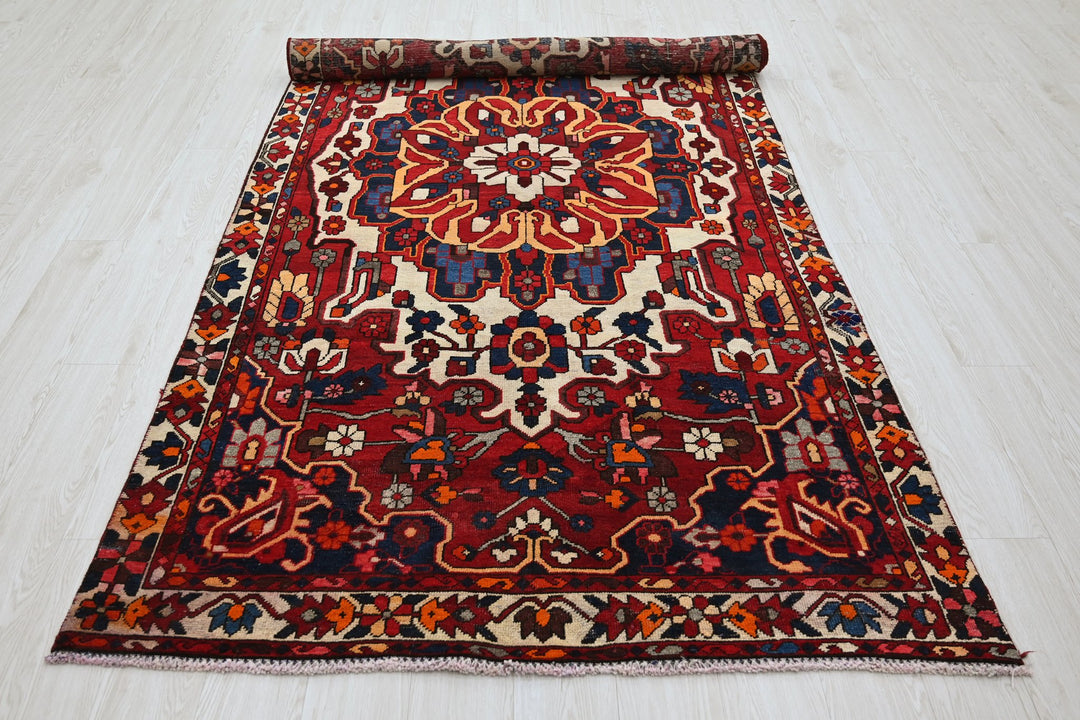 red Large rug 4' 8" x 10' 0"