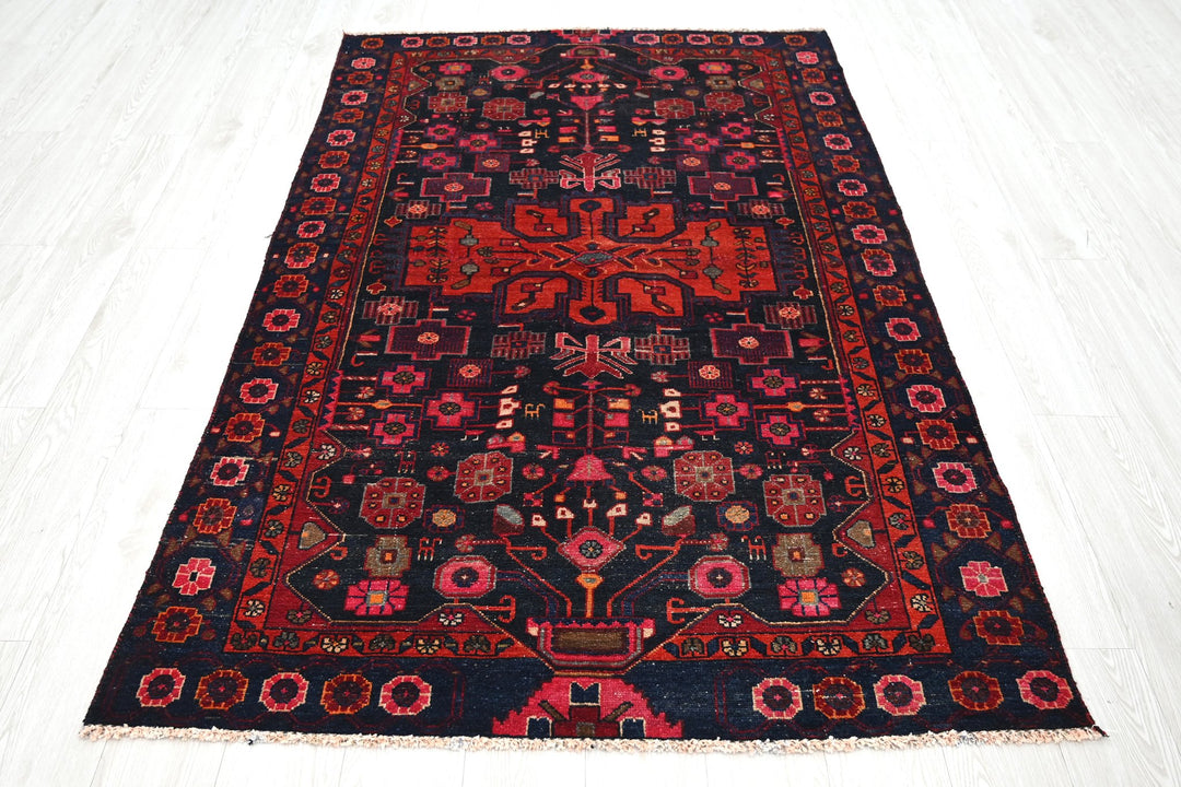 Medium rug 4' 3" x 6' 11"