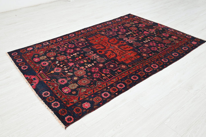 Medium rug 4' 3" x 6' 11"