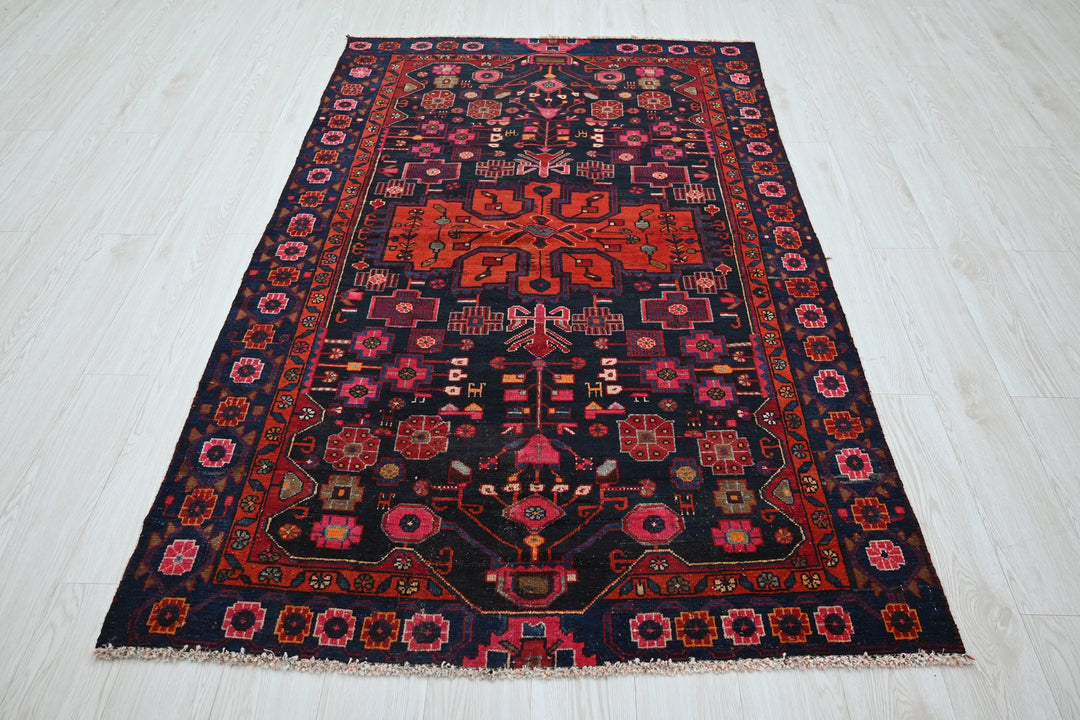 Medium rug 4' 3" x 6' 11"