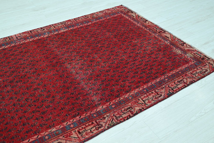 Accent rug 3' 10" x 6' 5"